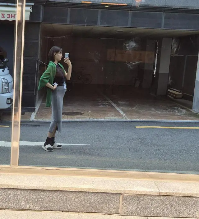 압박없이 편해요. 걸을때는 총총걸음을 하는데 큰불편함은없이 핏이 예뻐서 잘입어요. 