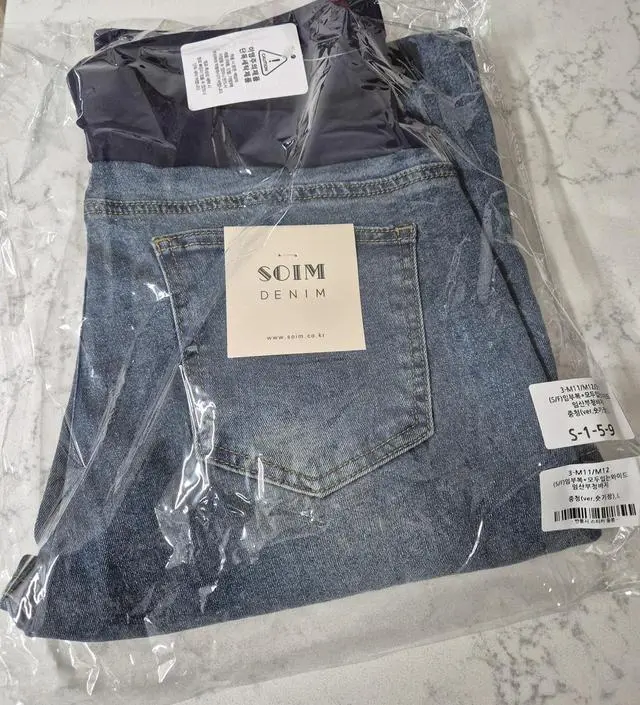 일자핏으로 생각하고 샀는데 생각보다 살짝 나팔인것 같은느낌도 들고요? 그리고 두께는