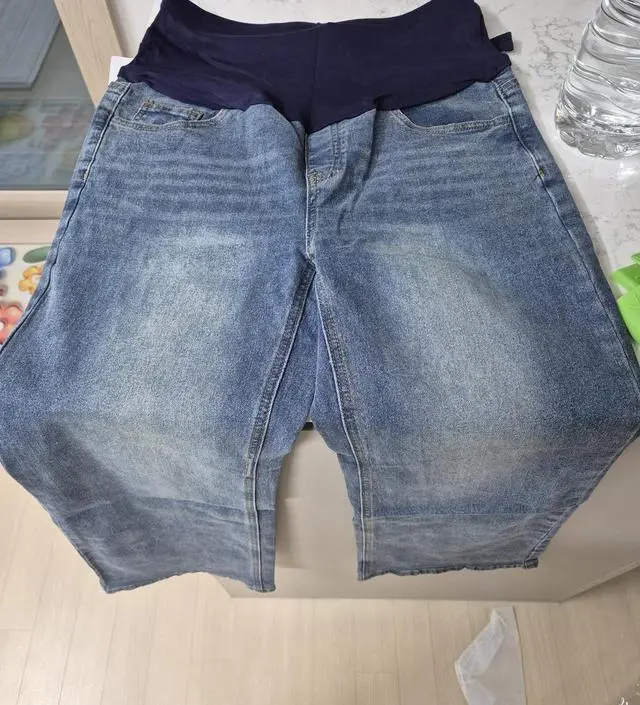 일자핏으로 생각하고 샀는데 생각보다 살짝 나팔인것 같은느낌도 들고요? 그리고 두께는