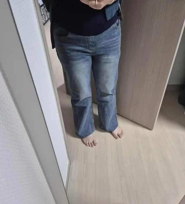 일자핏으로 생각하고 샀는데 생각보다 살짝 나팔인것 같은느낌도 들고요? 그리고 두께는