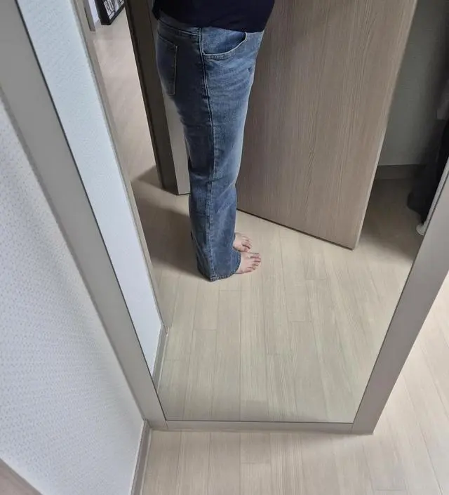 일자핏으로 생각하고 샀는데 생각보다 살짝 나팔인것 같은느낌도 들고요? 그리고 두께는