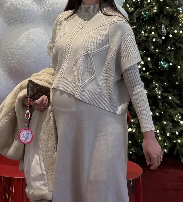 딱 원하던 색감과 소재에요! 케이프 안하고 그냥 입어도 예뻐요 :) 두께감도 적당해서 