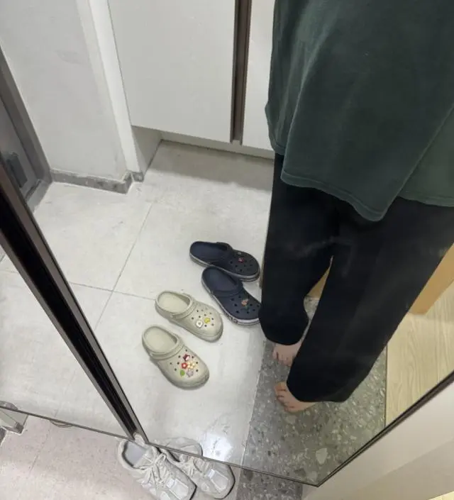 거울이 지저분해서 잘 보이지않지만 20주이고 배가 조금씩 나오고 있는데 배도 편하고 