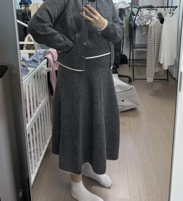 차분해보이고 이쁜 색상에 반팔 니트 치마 조합도 좋고 가디건도 입으면 갖춰 입은 느낌