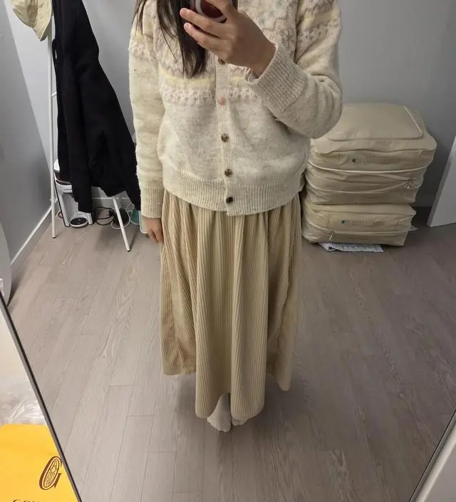 윗부분이 조금 그런가싶지만 어차피 겨울이고 가디건이랑 입으니 찰떡이네요ㅎㅎ두툼하