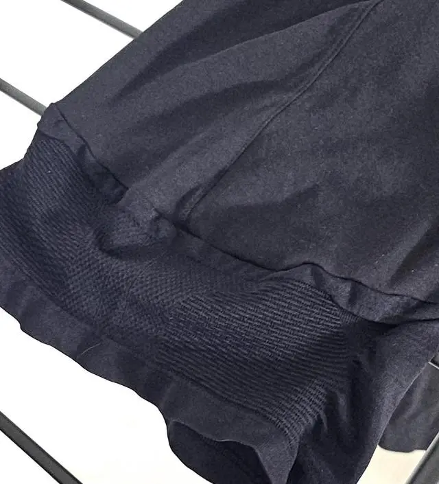 날씬 66사이즈이고 라지 사이즈 샀는데 배 부분은 편안하고, 허벅지부터 발목까지 몸에