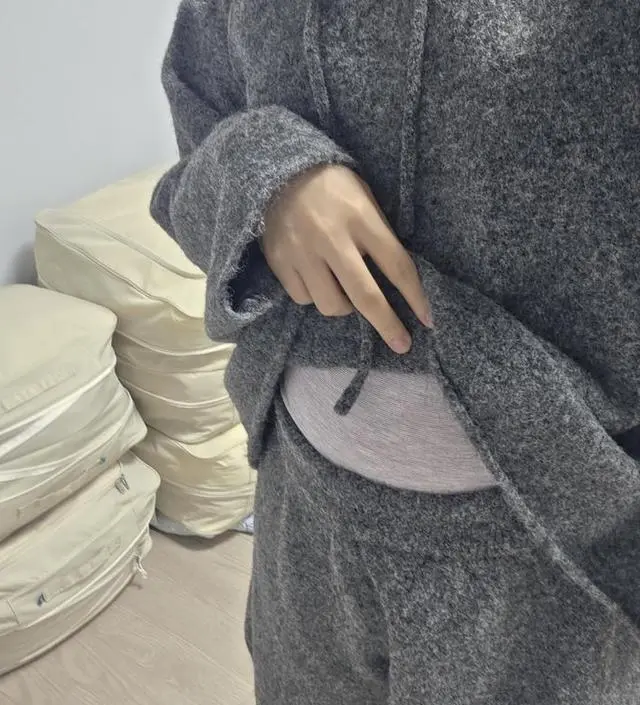 모델컷보고 너무 예뻐서 질렀어요!! 근데 생각했던거보다 더 부들부들하고 털날림이 심