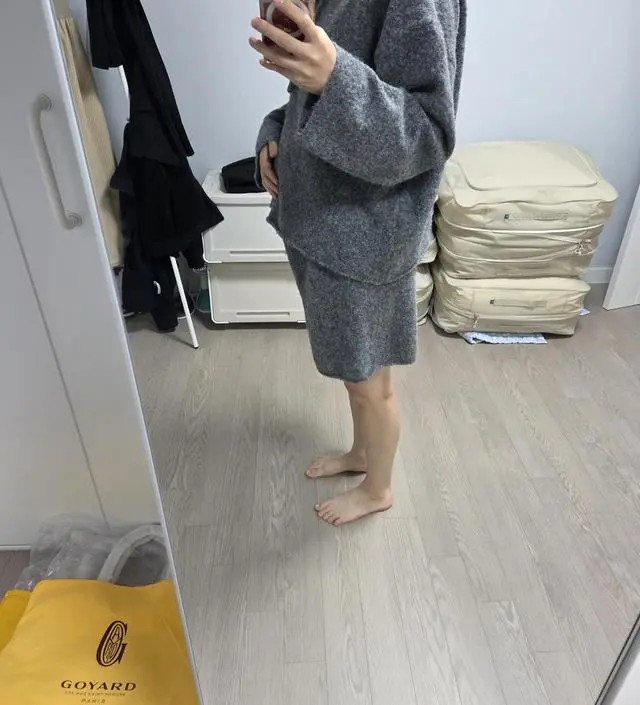 모델컷보고 너무 예뻐서 질렀어요!! 근데 생각했던거보다 더 부들부들하고 털날림이 심