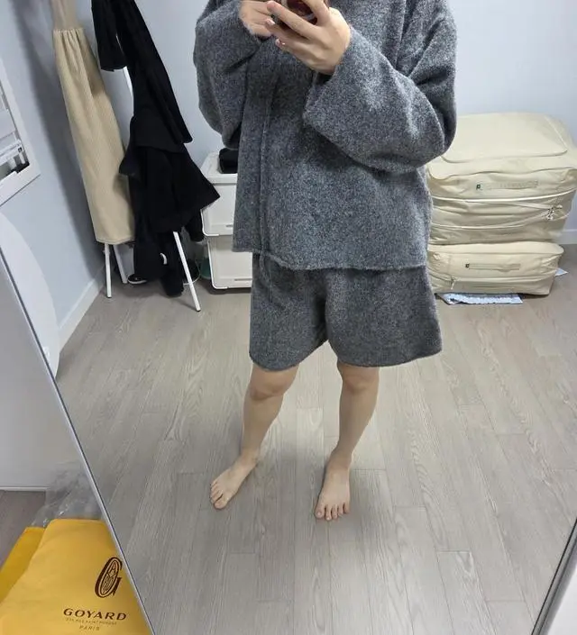 모델컷보고 너무 예뻐서 질렀어요!! 근데 생각했던거보다 더 부들부들하고 털날림이 심