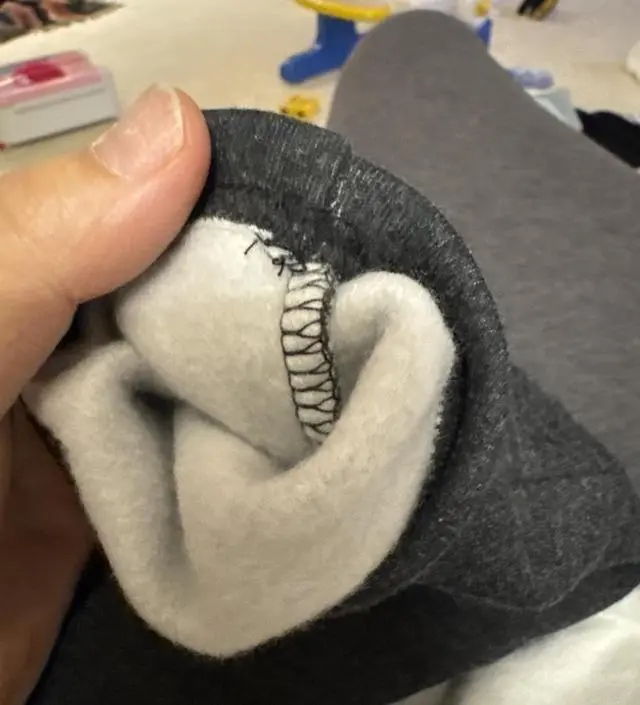 블랙은 입고 차콜은 버립니다. 소재가 다르면 말을 해주샤애하는거 아닙니까... 167cm 