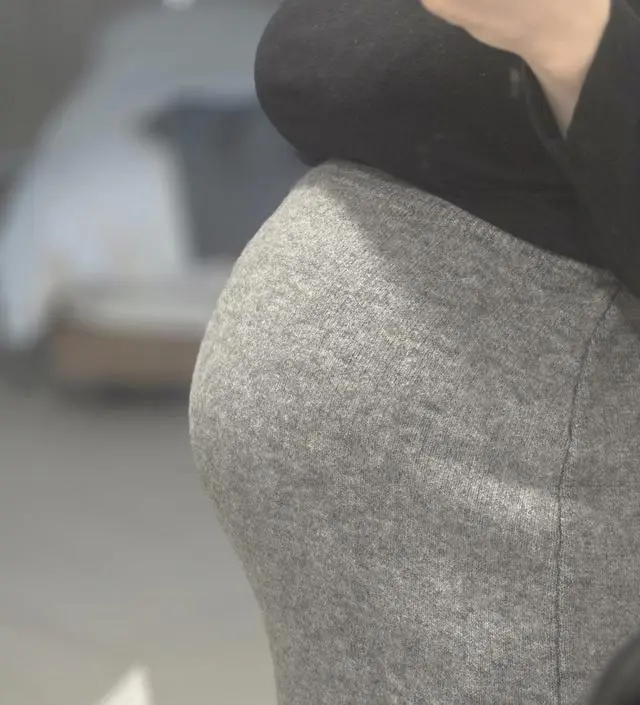 색깔은 보이는 거와 같은 색상이고 요즘 치마는 거의 매번 이것만 입어요. 따뜻하고 쪼