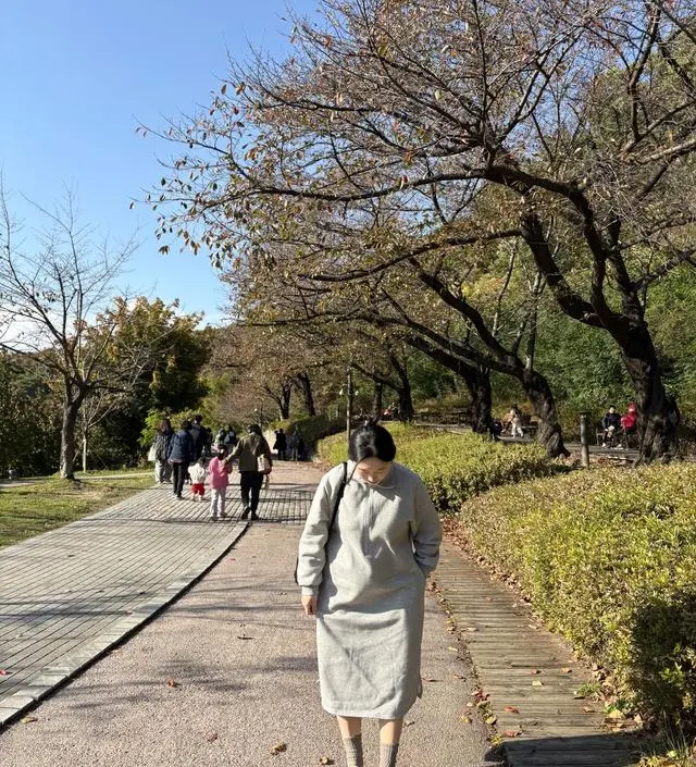 배송오자마자 한번빨고 입고 나들이갔어요 지금날씨에 반기모원피스 입고 하나 걸치면 