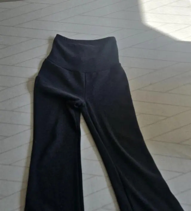 임신 12주 되었는데 둘째라 그런지 배가 빨리 불러 오는 거 같아요. 입던 바지가 진작부