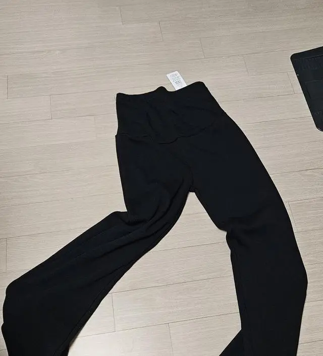 둘째 임신이라 그런지 배가 빨리 나오는 것 같아 구매했어요. 임부복이 훨씬 편하긴 하