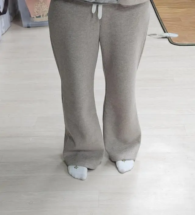 날씨가 추워지고 편하게 입을려고 구입했어요. 안에 기모로 되어 있어서 따수워요. 끈조