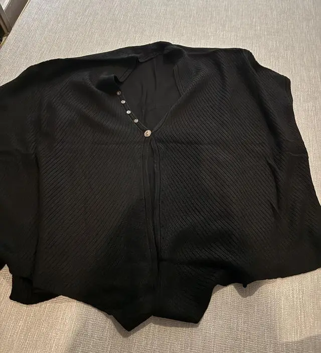 지금 날씨에 낮동안 입기가 딱 좋아요. 꾸안꾸 느낌으로 원피스랑 같이 입으면 편하고 