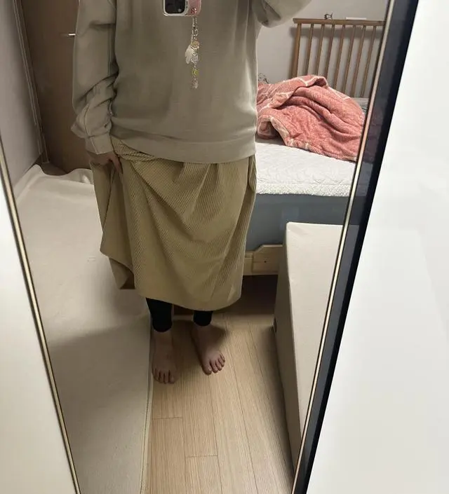 엄청나게 도톰하고 배도 편안합니다!! 8개월 임산부인데 입을 옷이 없어서 구매했는데 