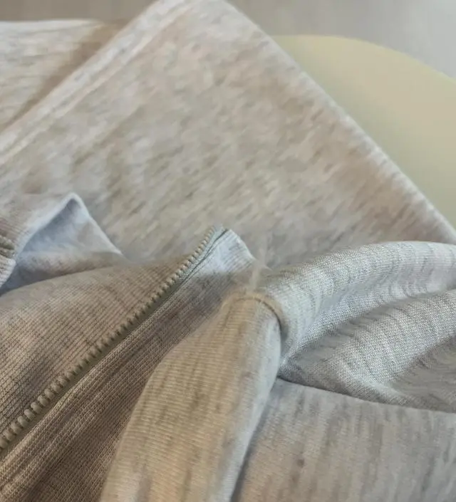 리뷰처럼 기모가 얇고 퀄리티가 좋진 않아요.
