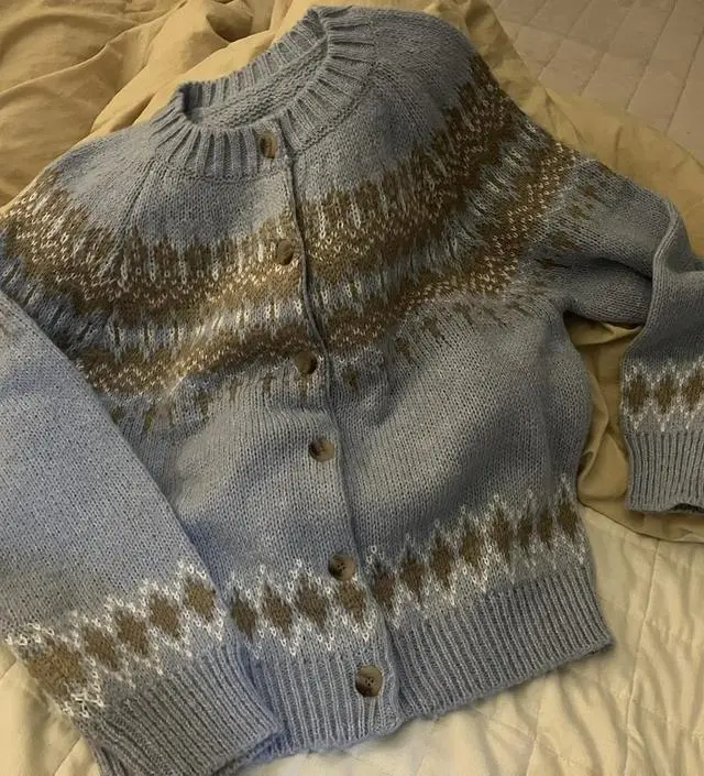 일단 디자인이 너무 예쁘고 폭닥포닥 하니 쌀쌀한 가을 겨울 날씨에 잘 입을 거 같아요