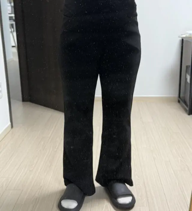 다리 길어보이고, 깔끔한 슬랙스에, 다리 얇아보이는 부츠컷.
