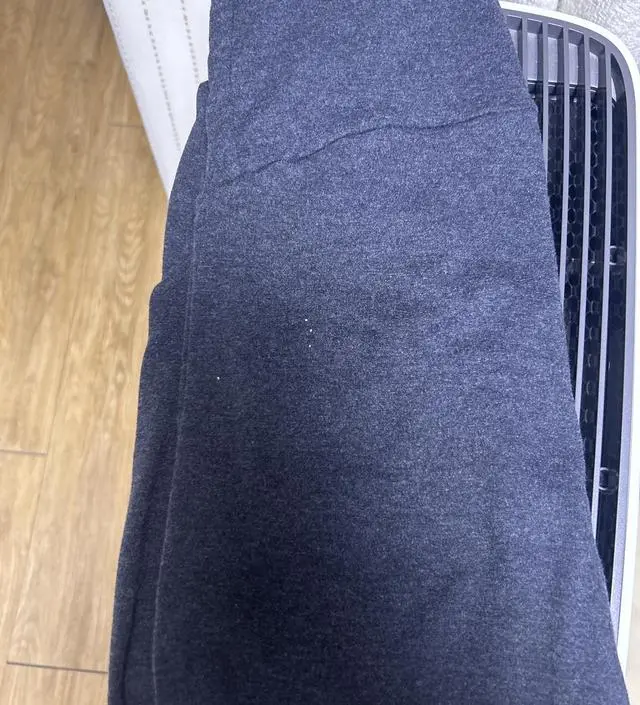 짱짱하고 두꺼워요. 그래서 저는 좀 불편한느낌^^;;;
