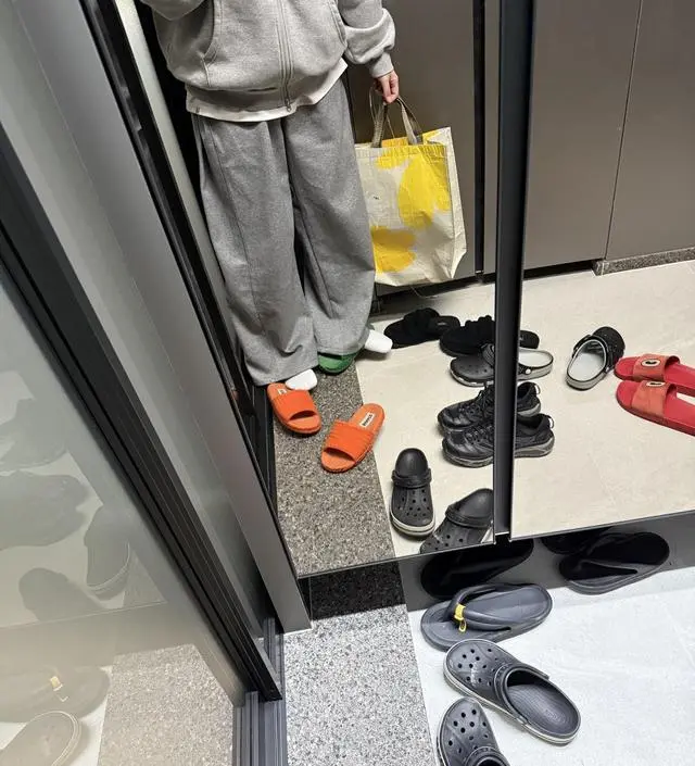 18주 산모입니다! 아직 배가 많이는 안나와서 편하게 입고있는데 고무줄 부분이 엄청 널