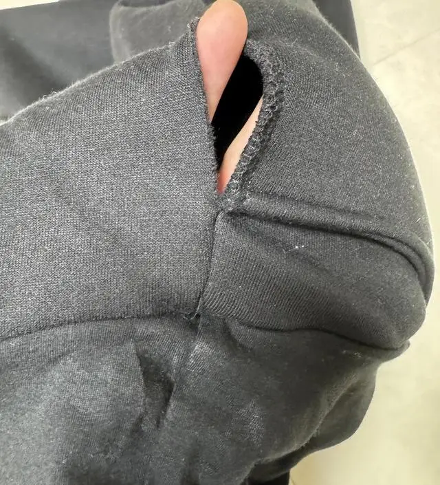 한 번 입었는데 주머니 부분이 터졌어요 ㅠㅠ
