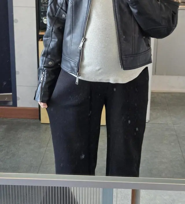 슬랙스는 불편할것같고 적당히 기모도 있었음좋겠고 해서 리뷰믿고 시켜봤어요! 결론은