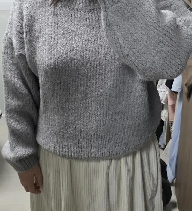 비침 있어보이길래 얇을 줄 알았는데 엄청 두꺼워요. 겨울용 니트로 입기 좋습니다