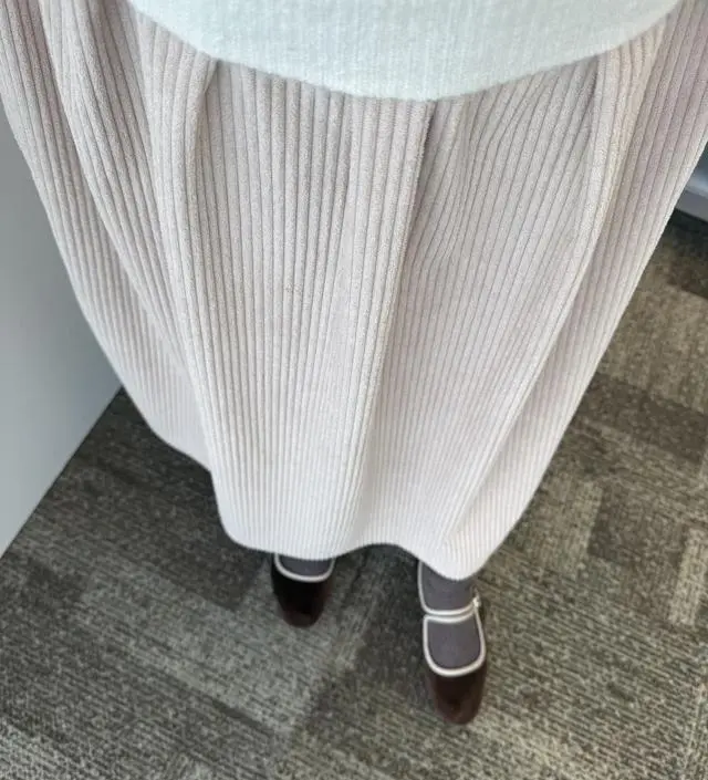 지금 시즌에 입기 좋아서 위에 상의 컬러 맞춰서 잘 입고있어요! 속치마가 없어서 아쉽