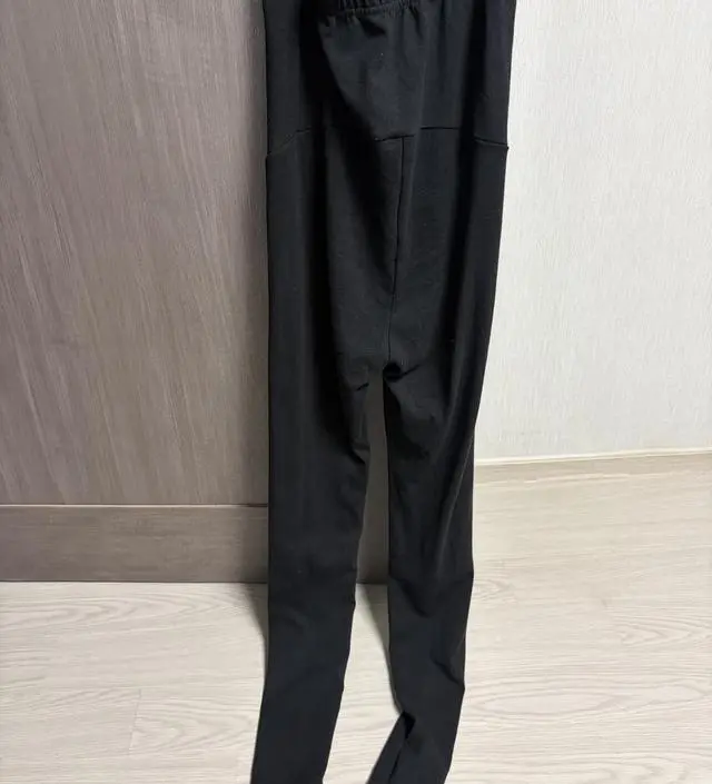 배송이 일주일 이상 걸려서 조금 기다리는게 힘들었지만 레깅스 겨울용으로 안에 따뜻한