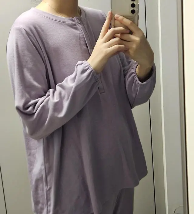 회색 구매해서 입어보고 편해서 연보라색도 사서 번갈아가며 입어요. 요즘 입기 딱 좋고