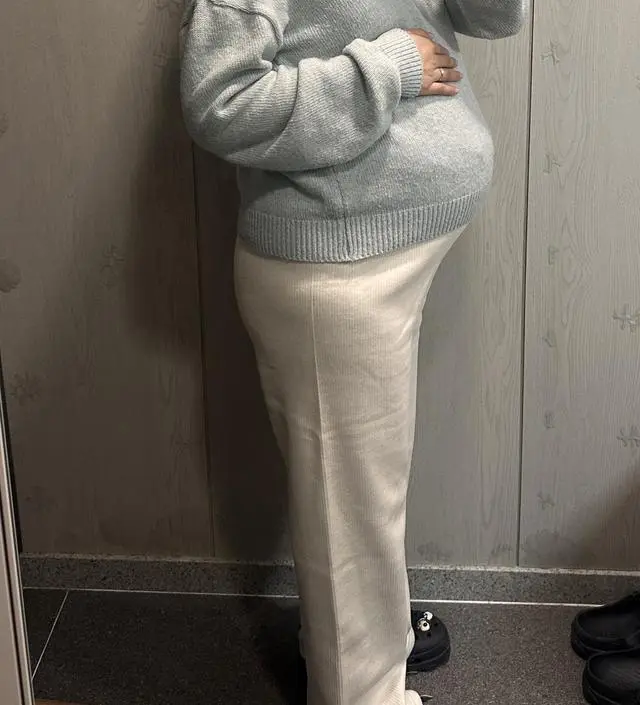 출산이 점점 가까워지면서 배가 정말 많이 나왔는데 배쪽이 널널해서 편하구 촉감도 좋