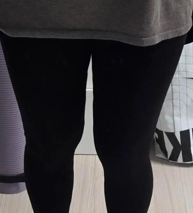 적당이 도톰하고 좋아요. 기모는 너무 두꺼워서 아무래도 신경쓰였는데, 구멍안나게 잘