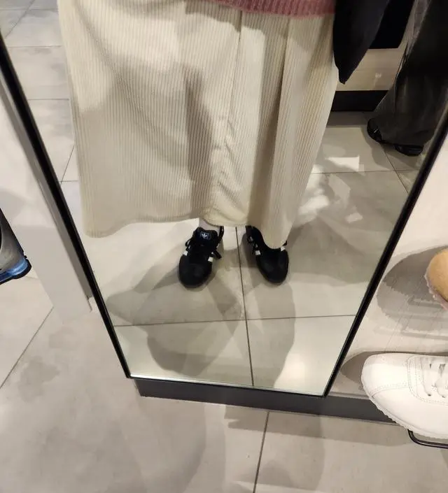 편하고 진짜 좋은데 박음질 선이 이 모양이라 옷 돌아간거같아요..
