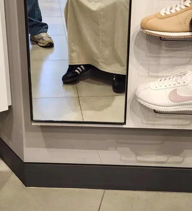 편하고 진짜 좋은데 박음질 선이 이 모양이라 옷 돌아간거같아요..
