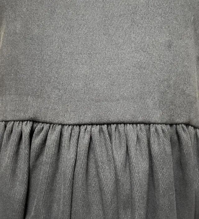 늘어나는 소재는 아니에요. 그런데 워낙 품이 넉넉해서 만삭까지 편하게 입을 수 있을 