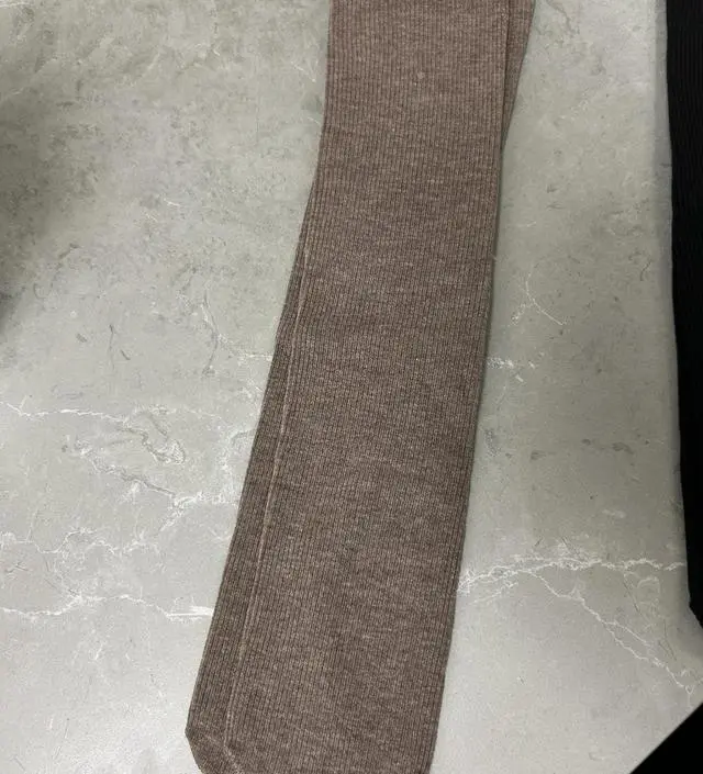 부드럽고 좋아요 포장 뜯다가 실밥이 튿어지기는 했는데 편하게 그냥 신으려고 해요