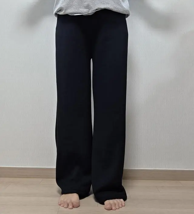 166인데 길긴 기네요;; 부츠컷보다 이게 더 낙낙한 느낌이에요~ 밍크라서 겨울에도 입기