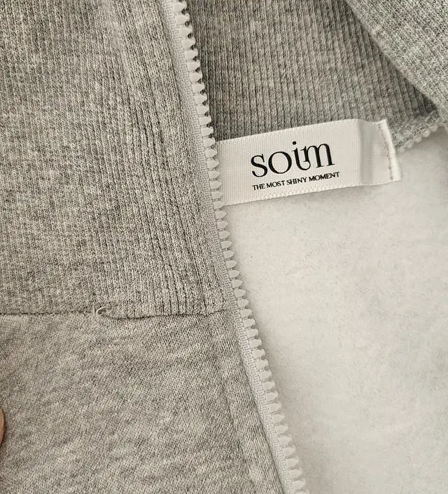 다른거 급하게 입어야해서 이옷은 겉에만 보고 구매확정 눌렀는데...이제야 옷 택 떼고