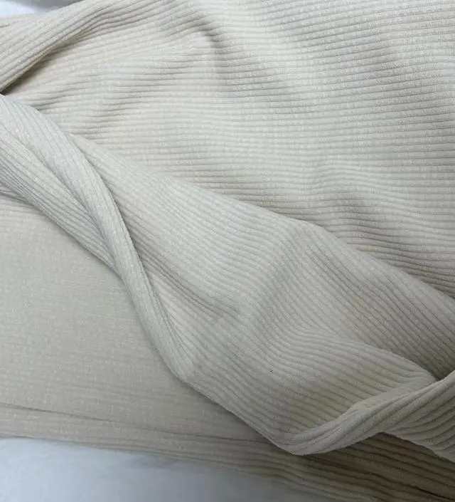 입었을 때 편하고 두께감도 괜찮아요!!! 배송도 나름 빨리 도와주신거 같아 만족하는데