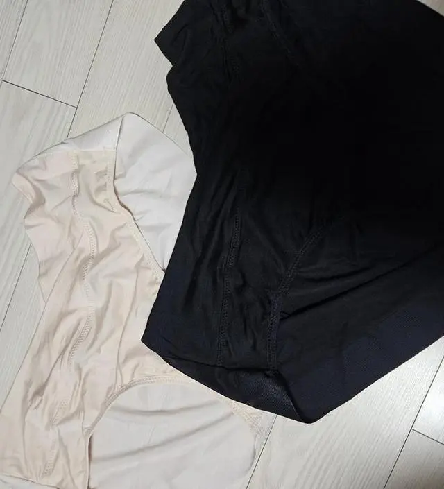 추천을 받아 구매하게 되었어요. 소재가 좋은지 입은듯 안입은 듯 진짜 편해요. 앞 부분