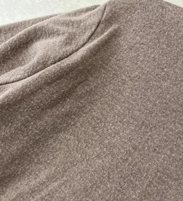 분명 새옷인데 보풀핀 것처럼 보이고 앞으로도 보풀이 많이 생길 것 같은 소재네요 ㅎㅎ