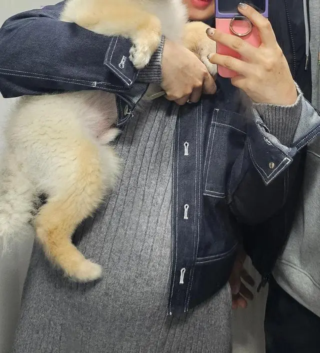 까슬거리지도 않고 부드럽고 답답하지않아요.가격대비최고1!!날씬해보이고 따뜻, 넘 잘