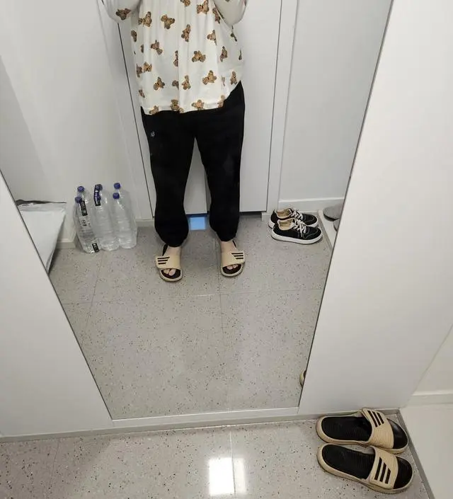 안에 기모가 있어서 넘 따듯해요 외출 할 때도 막 입기 좋고 지금 날씨에 딱이에요