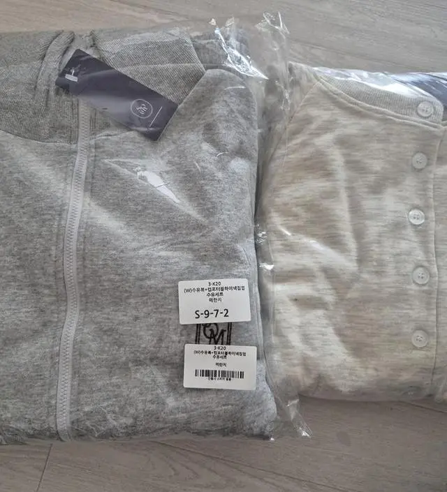 너무 두껍지 않아서 집에서 입기 딱 좋아요!!생각보다 사이즈가 널널해서 통이 조금 크