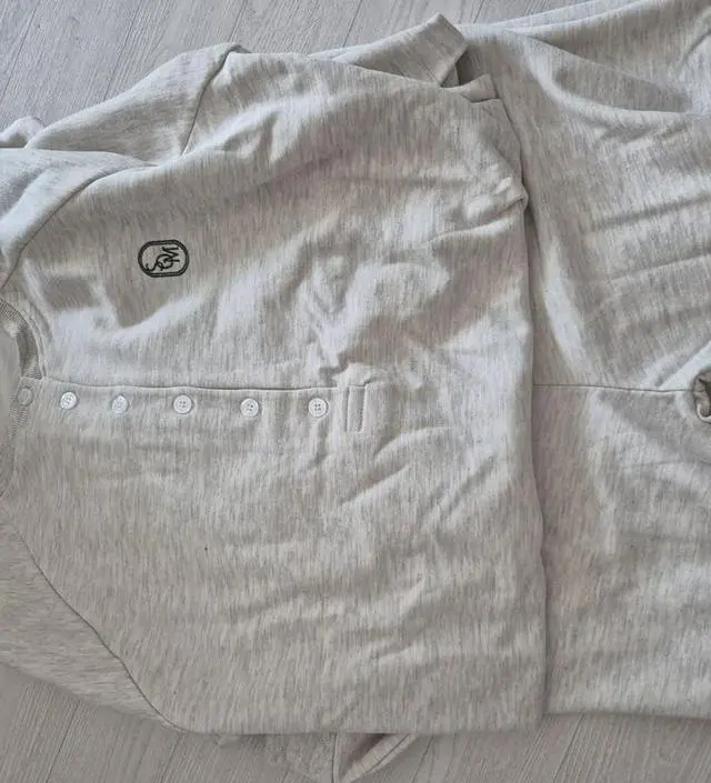 너무 두껍지 않아서 집에서 입기 딱 좋아요!!생각보다 사이즈가 널널해서 통이 조금 크