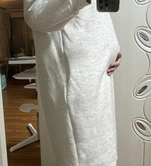 색상도 환하고 편하게 겨울까지 입을 수 있는 옷이에요!
