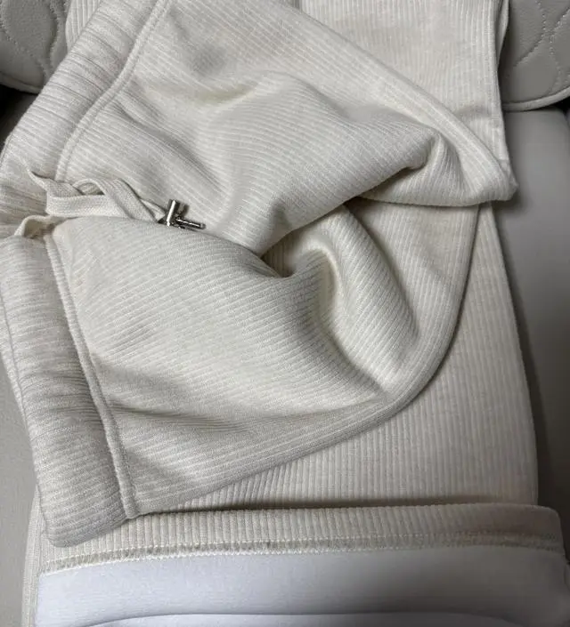 날이 많이 추워져서 기모바지를 주문했는데 아이보리 색상 너무 예쁘고 바지도 편하고 