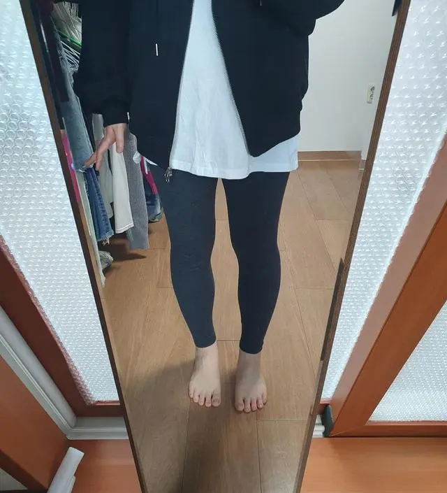 바지가 안 맞아서 레깅스에 후드집업 입고 다니는데 엉덩이가 부담 스러워서 안에 레이